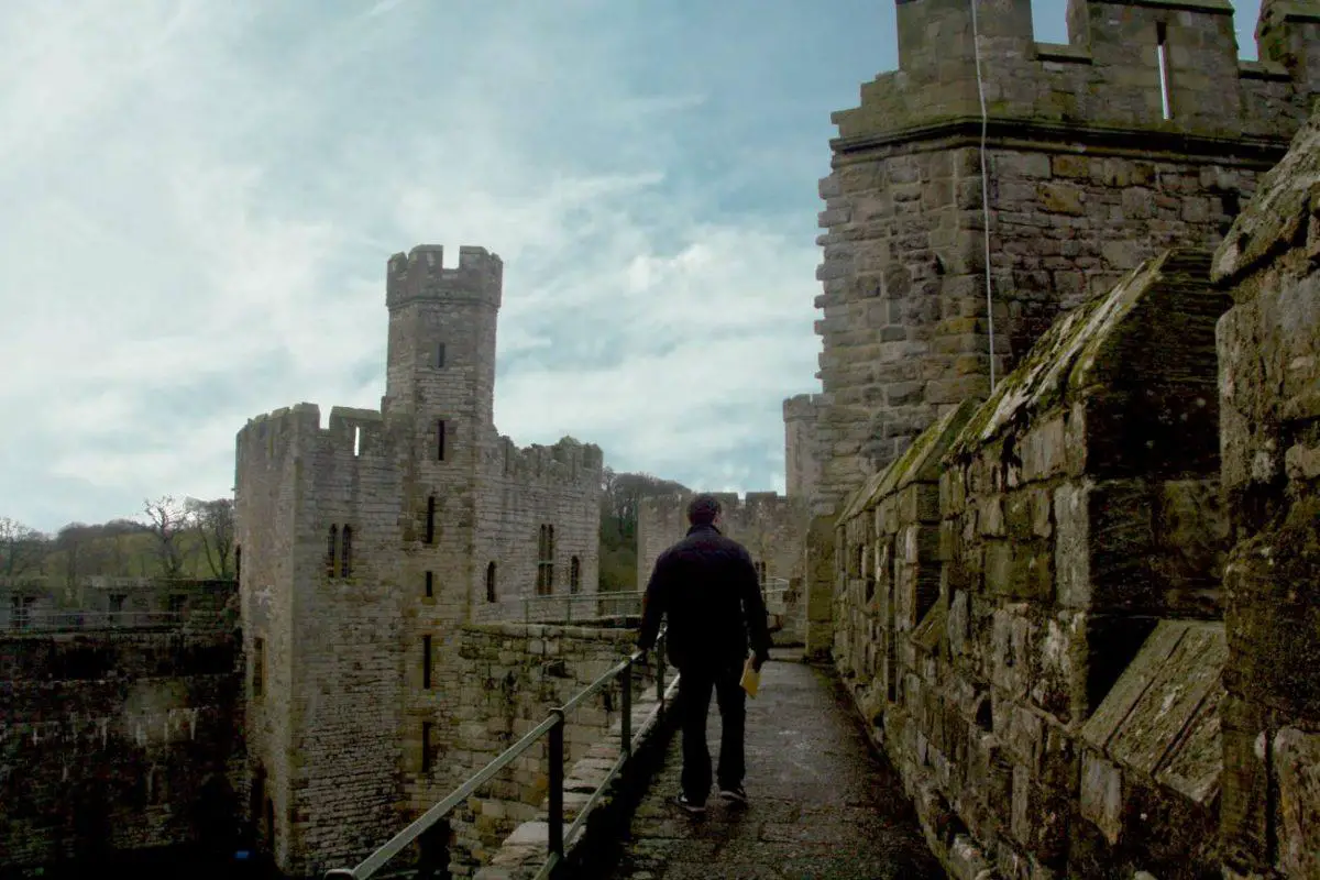 findyourepic visiting caernarfon castle on our weekend trip to snowdonia - walkwayl