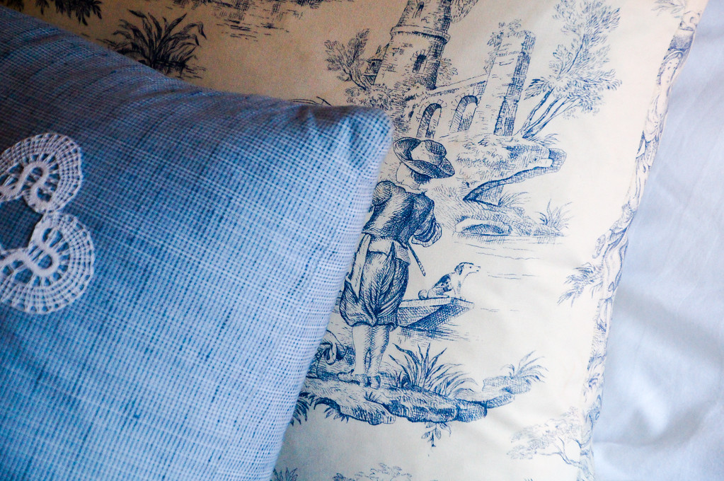 cushions in john keats bedroom in keats cottage bed and breakfast on isle of wight Cushions in john keats bedroom in keats cottage bed and breakfast on isle of wight