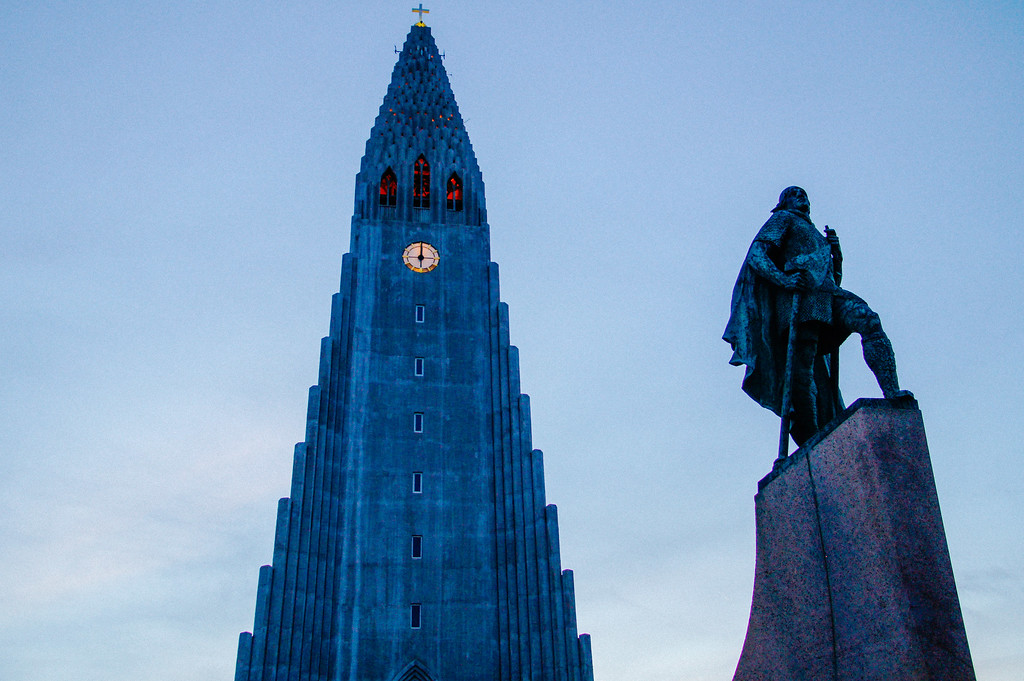 Leif Erikson statue in front of Hallgrímskirkja