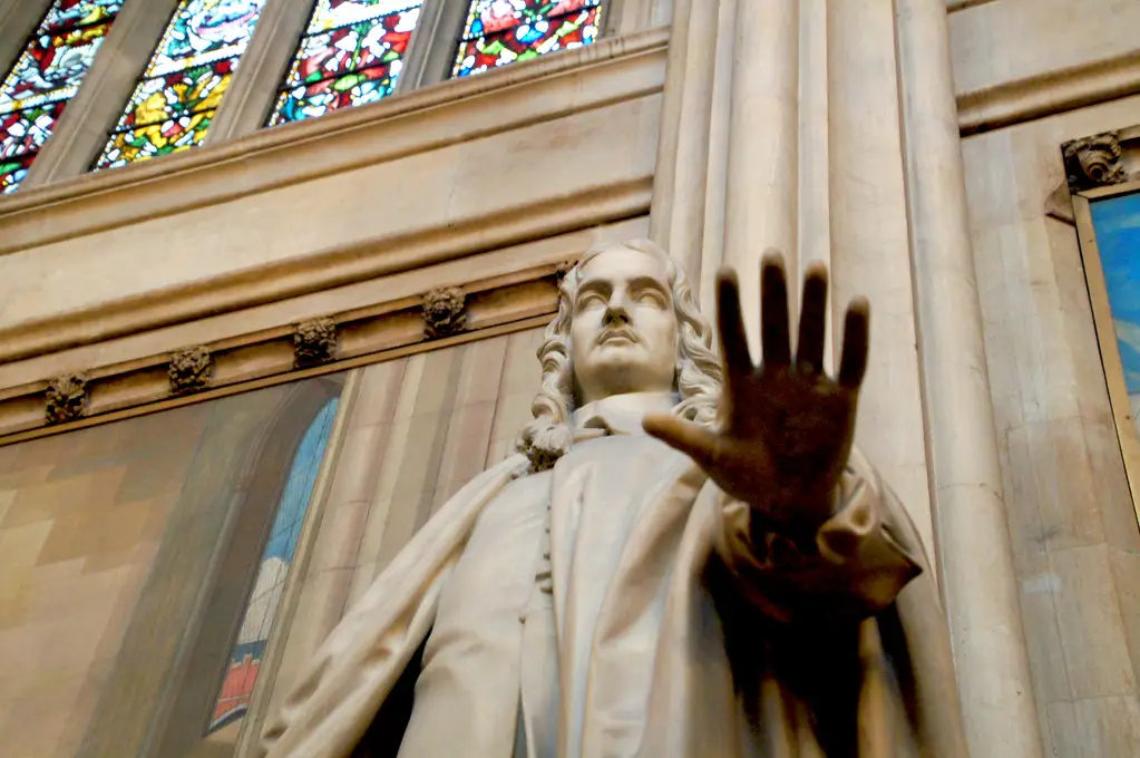 statue holding hand up in st stephens hall in houses of parliament in london