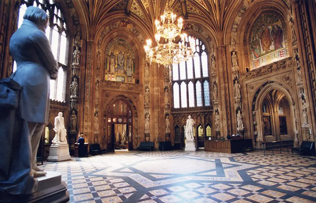 the central lobby room in the houses of parliament in london