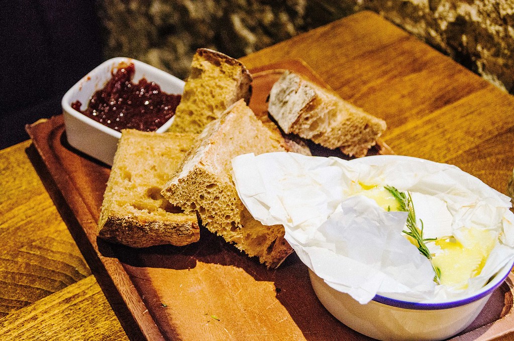 the elephant at the market in newbury interior restaurant lunch baked caembert the elephant at the market in newbury interior restaurant lunch baked caembert
