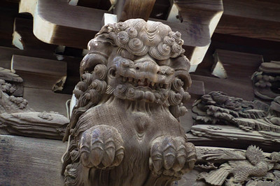 wood carvings of Shibamata Taishakuten Temple in Shibamata Carved wooden guardian and dragon detail at Shibamata Taishakuten