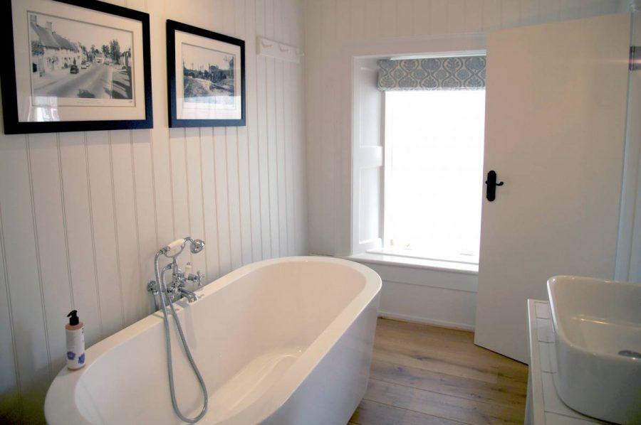 bath tub in the en suite bathroom of the premium double en suite room the Damson at the bel and dragon in odiham