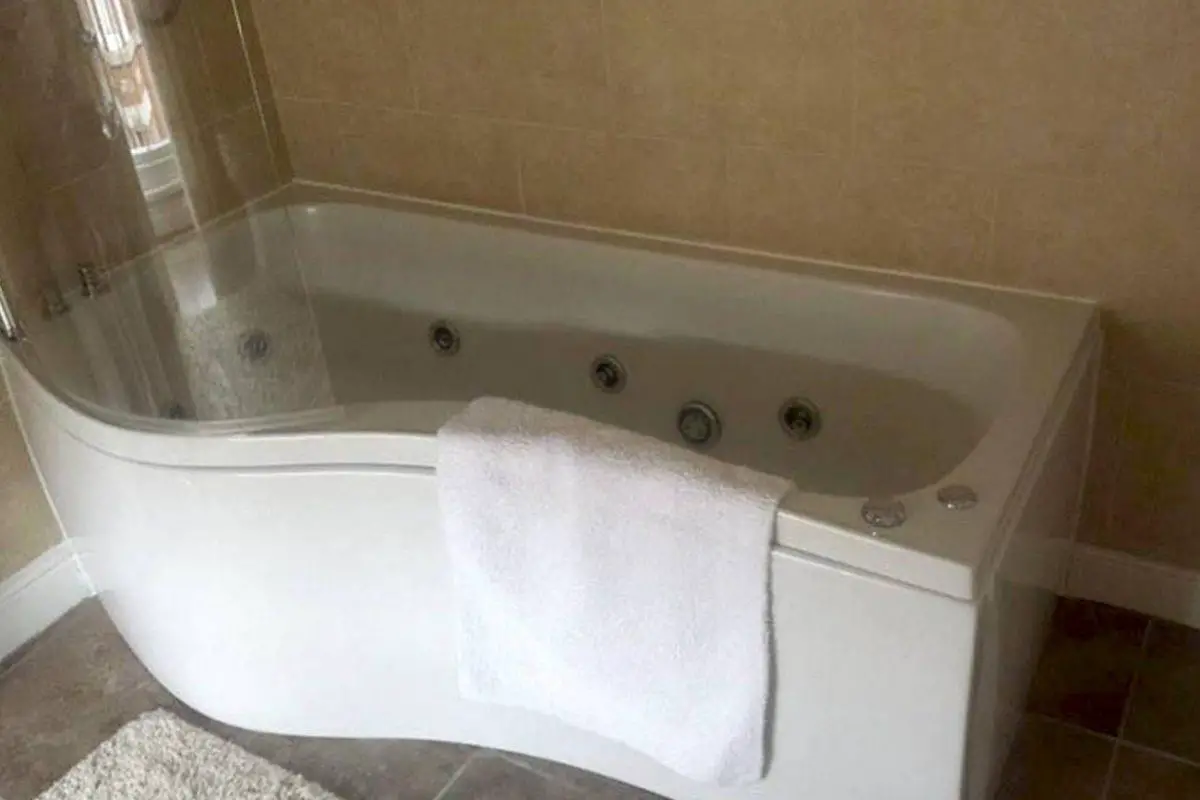 bathtub in the victoria bed and breakfast in caernarfon in snowdonia wales bathtub in the victoria bed and breakfast in caernarfon in snowdonia wales