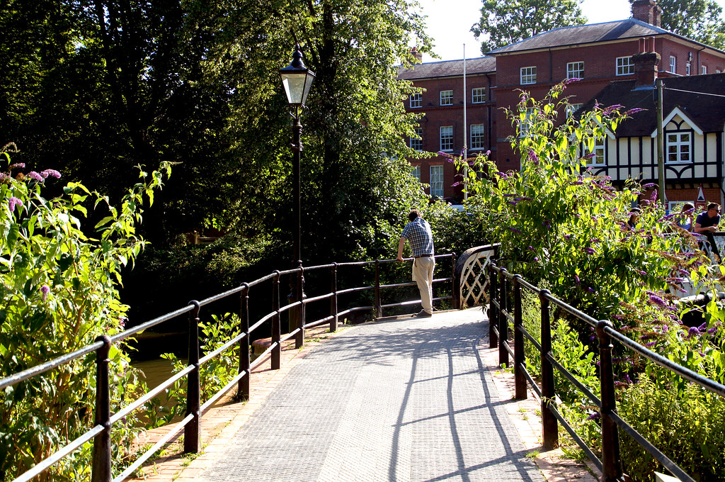 bridge over the wey navigation in guildford