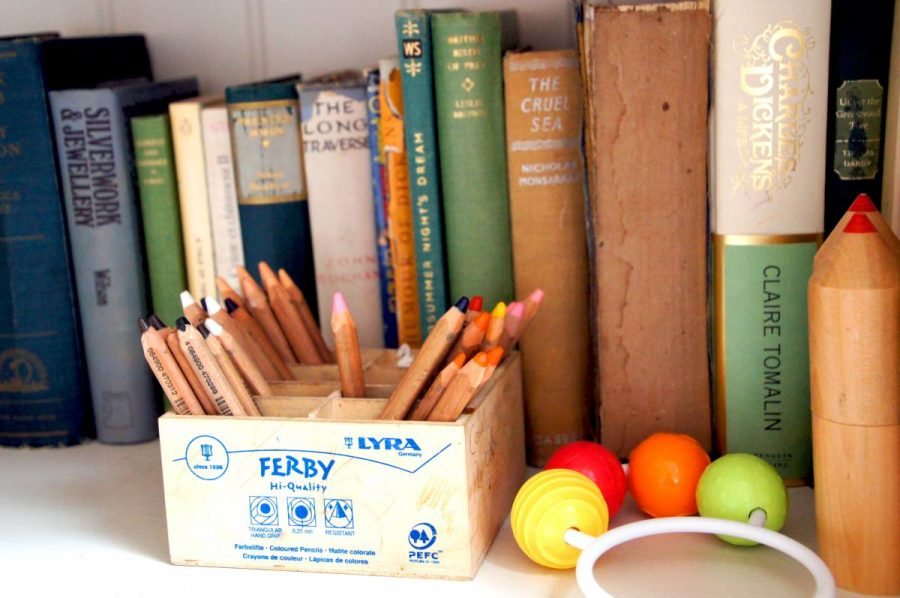crayons on bookshelf in restaurant in the bel and dragon in odiham
