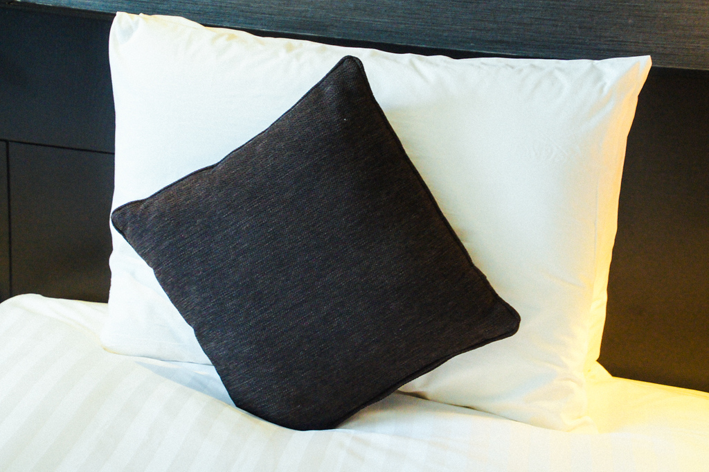 cushions on bed in bedroom in Gate hotel kaminarimon