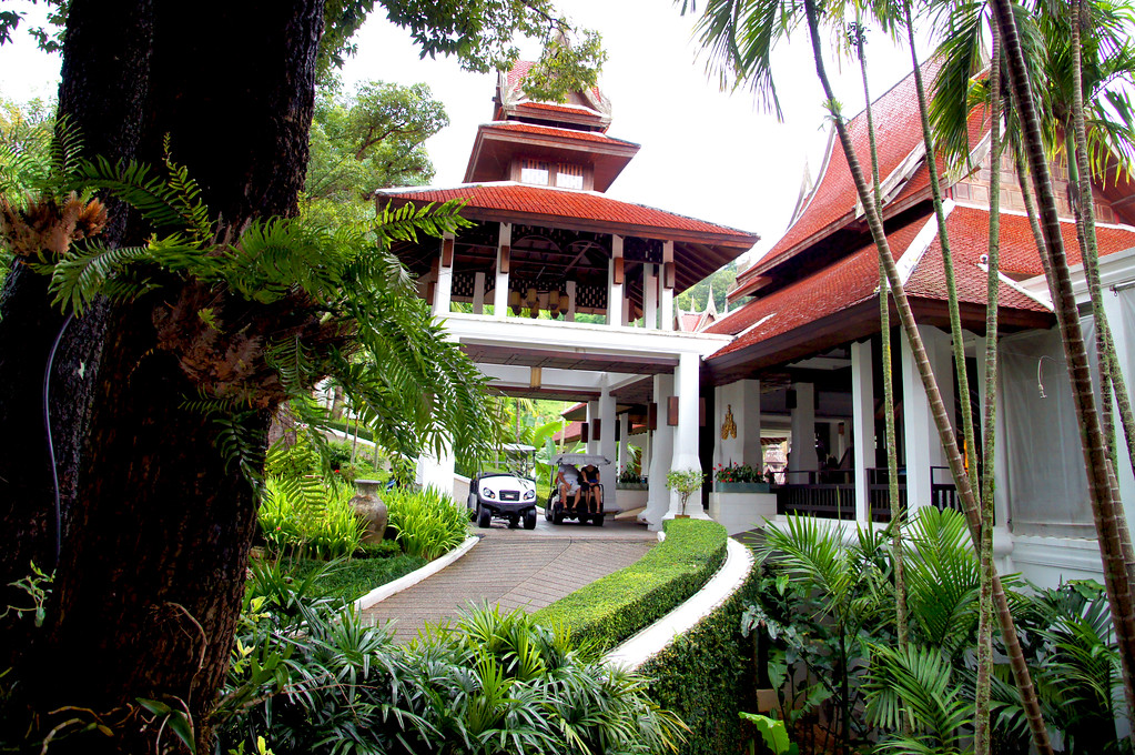 drive way of main building of panviman chiang mai in thailand Drive way of the main building at Panviman Chiang Mai Spa Resort