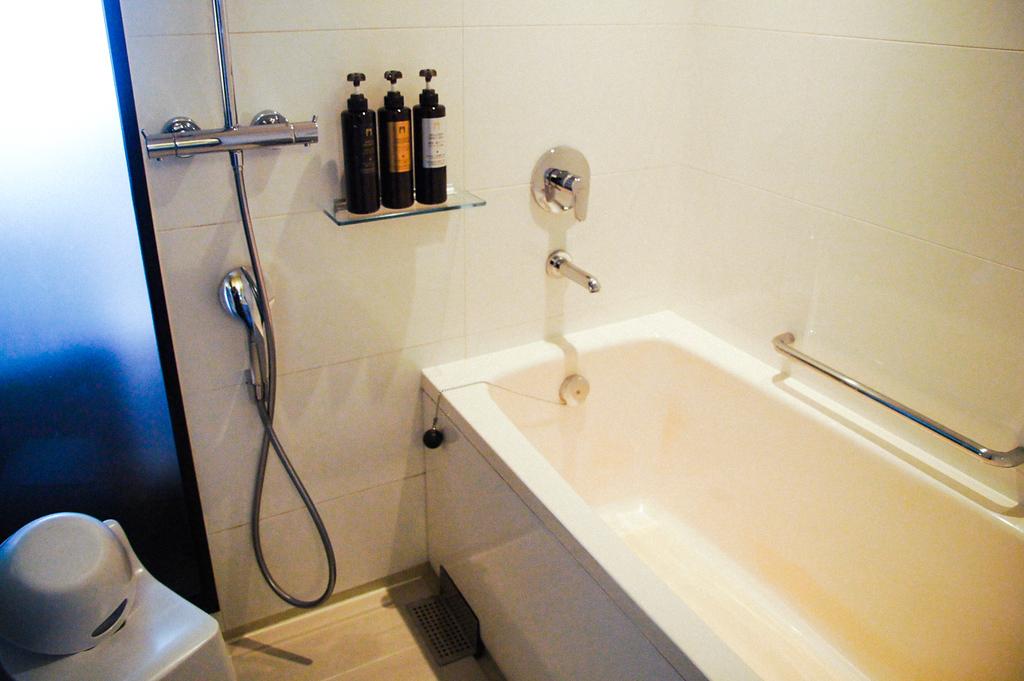 en suite bathroom in bedroom in Gate hotel kaminarimon