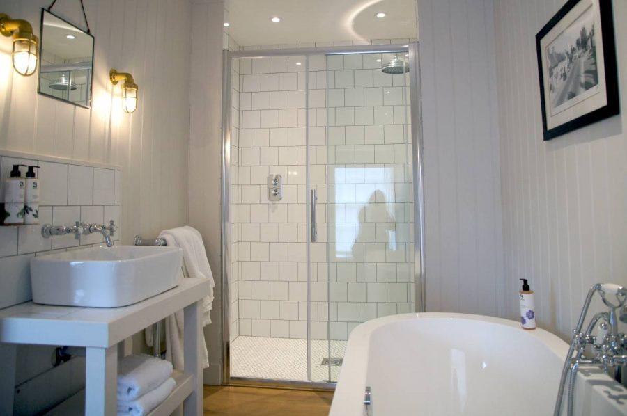 en suite bathroom in the premium double en suite room the Damson at the bel and dragon in odiham