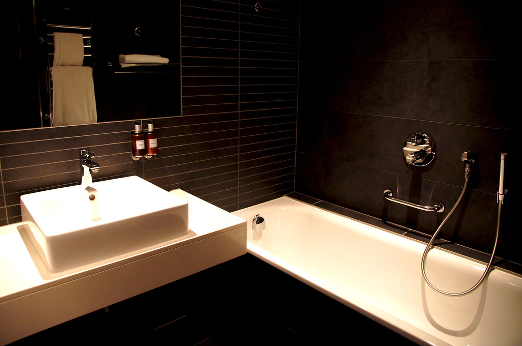 ensuite bathroom of the bedroom in the harbour spa hotel