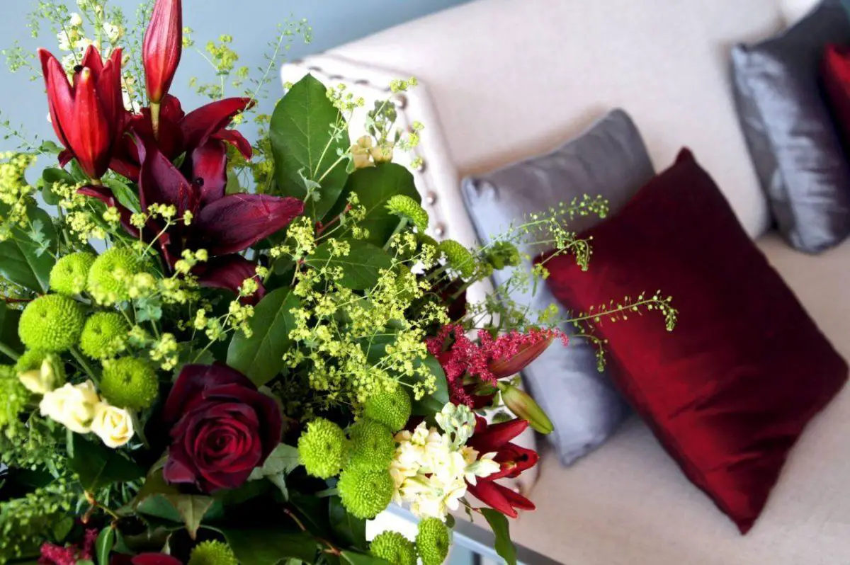 flowers in the Fred Winter Suite of the Newbury Racecourse main field on al shaquab lockinge day