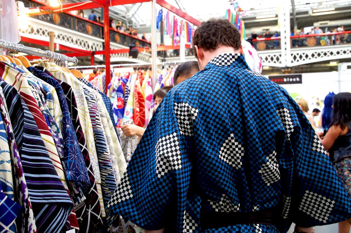 husband trying on kimono at hyper japan in london