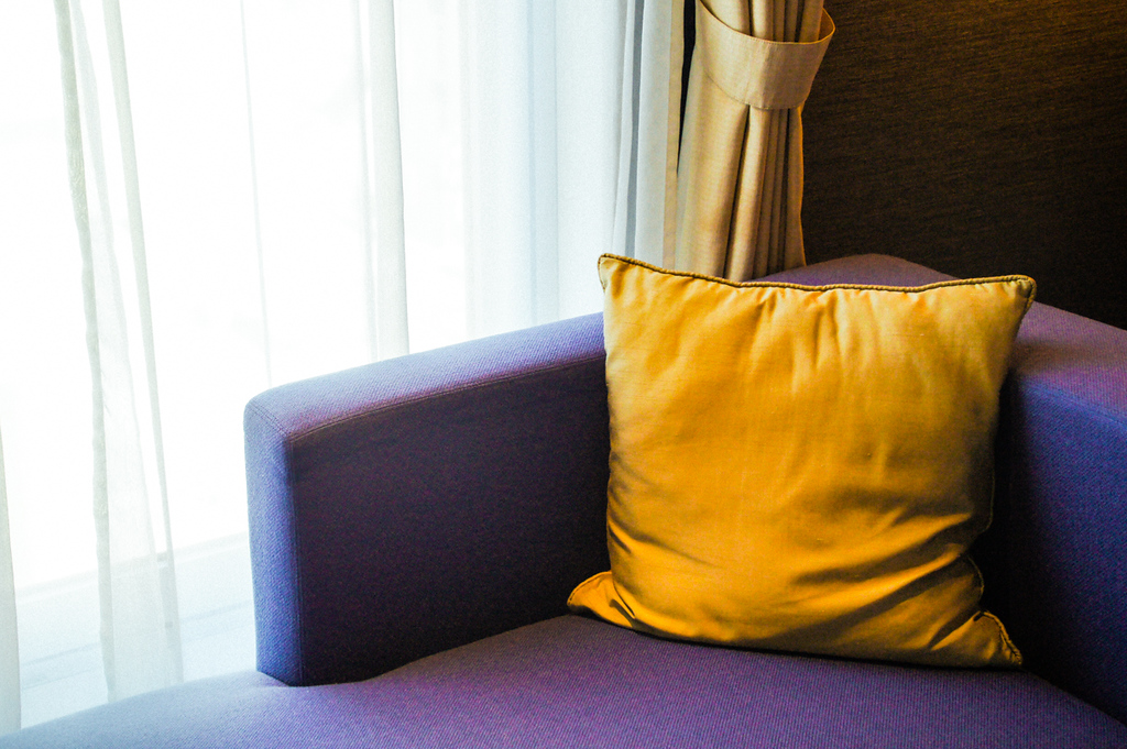 purple seat in bedroom in Gate hotel kaminarimon
