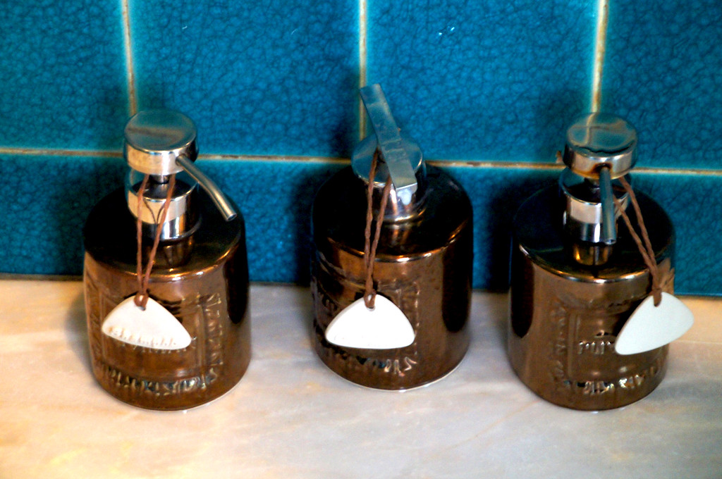 shampoo and conditioner in bathroom in private villa at panviman chiang mai in thailand Shampoo and conditioner in bathroom in a private villa at Panviman Chiang Mai Spa Resort