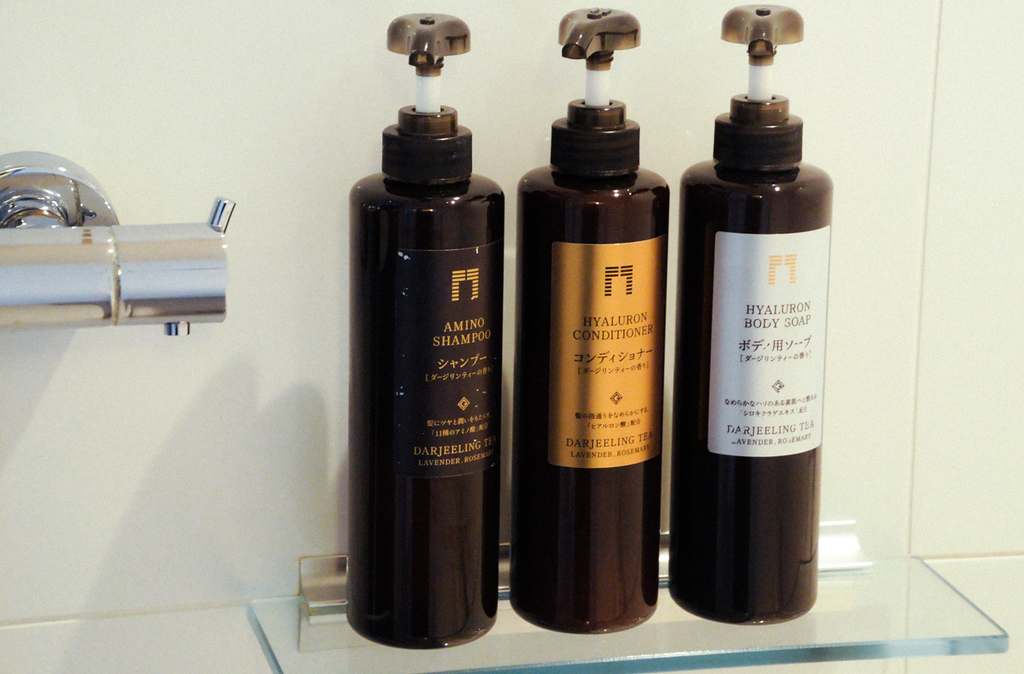 shampoo and conditioner in en suite bathroom in bedroom in Gate hotel kaminarimon