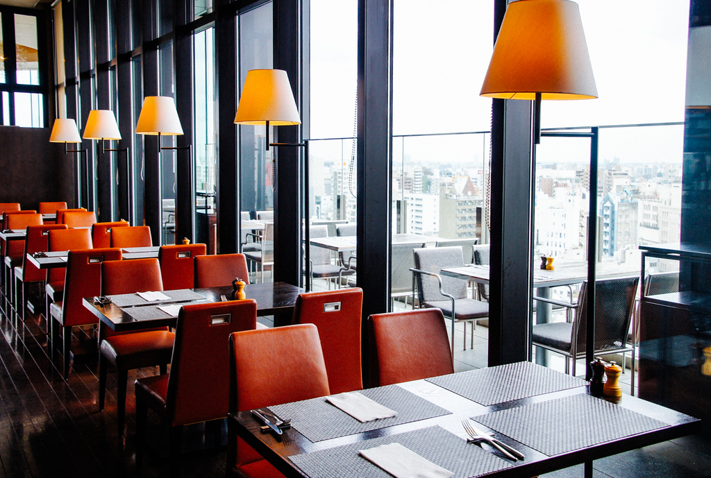 tables in restaurant in Gate hotel kaminarimon