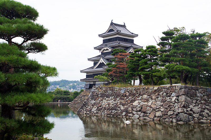 2 Week Japan Itinerary Matsumoto Castle Black exterior of Matsumoto Castle in Japan