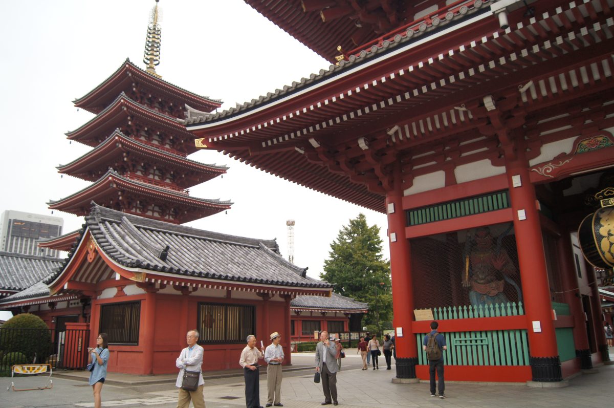 Asakusa 2015 20 Senso-ji's five-storey pagoda beside the red Hozomon gate