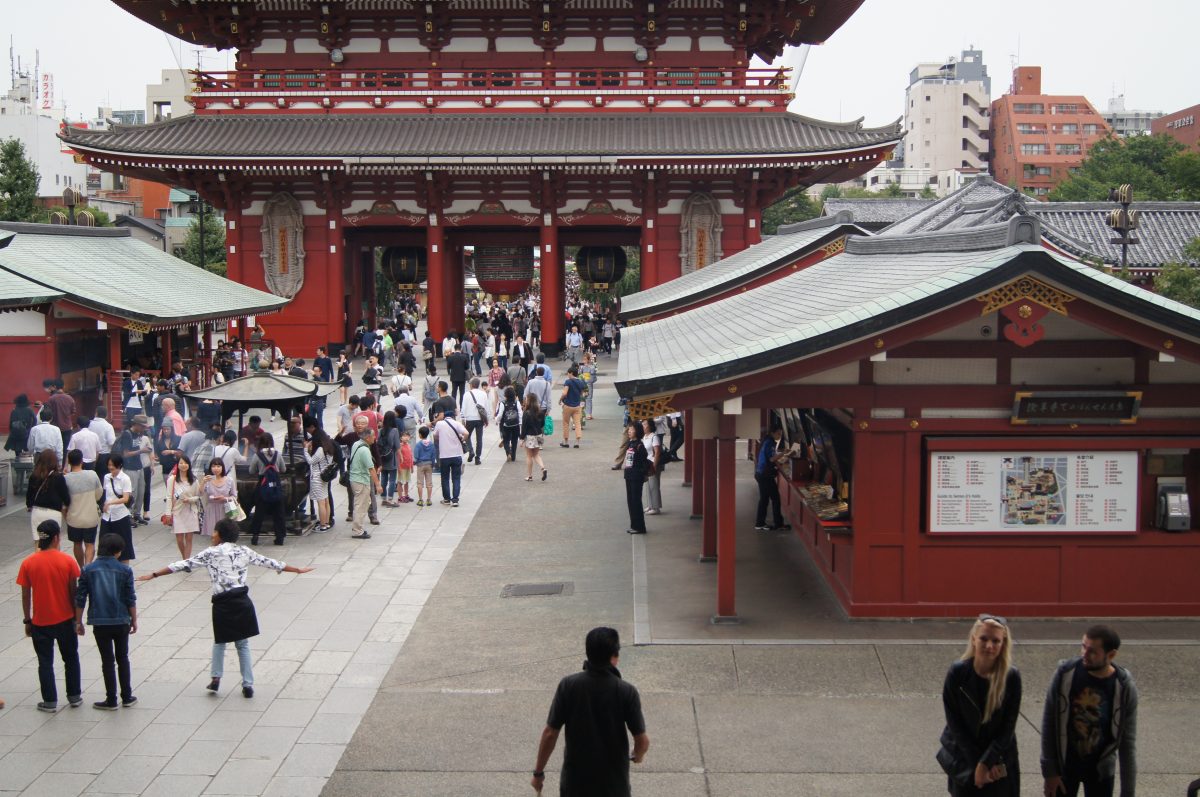 Asakusa 2015 26 Crowds in the Senso-ji temple grounds in Asakusa