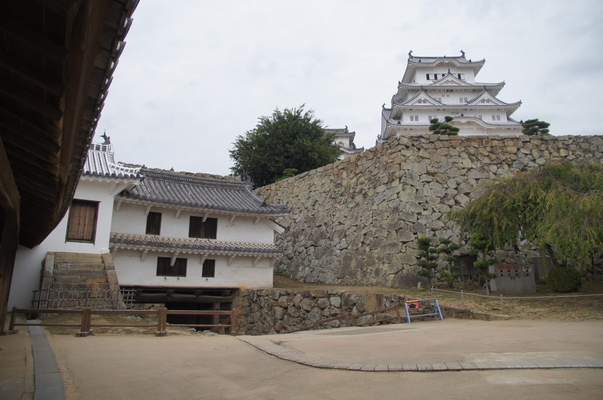 DSC00088 2 Himeji Castle keep above white defensive buildings and a high stone wall