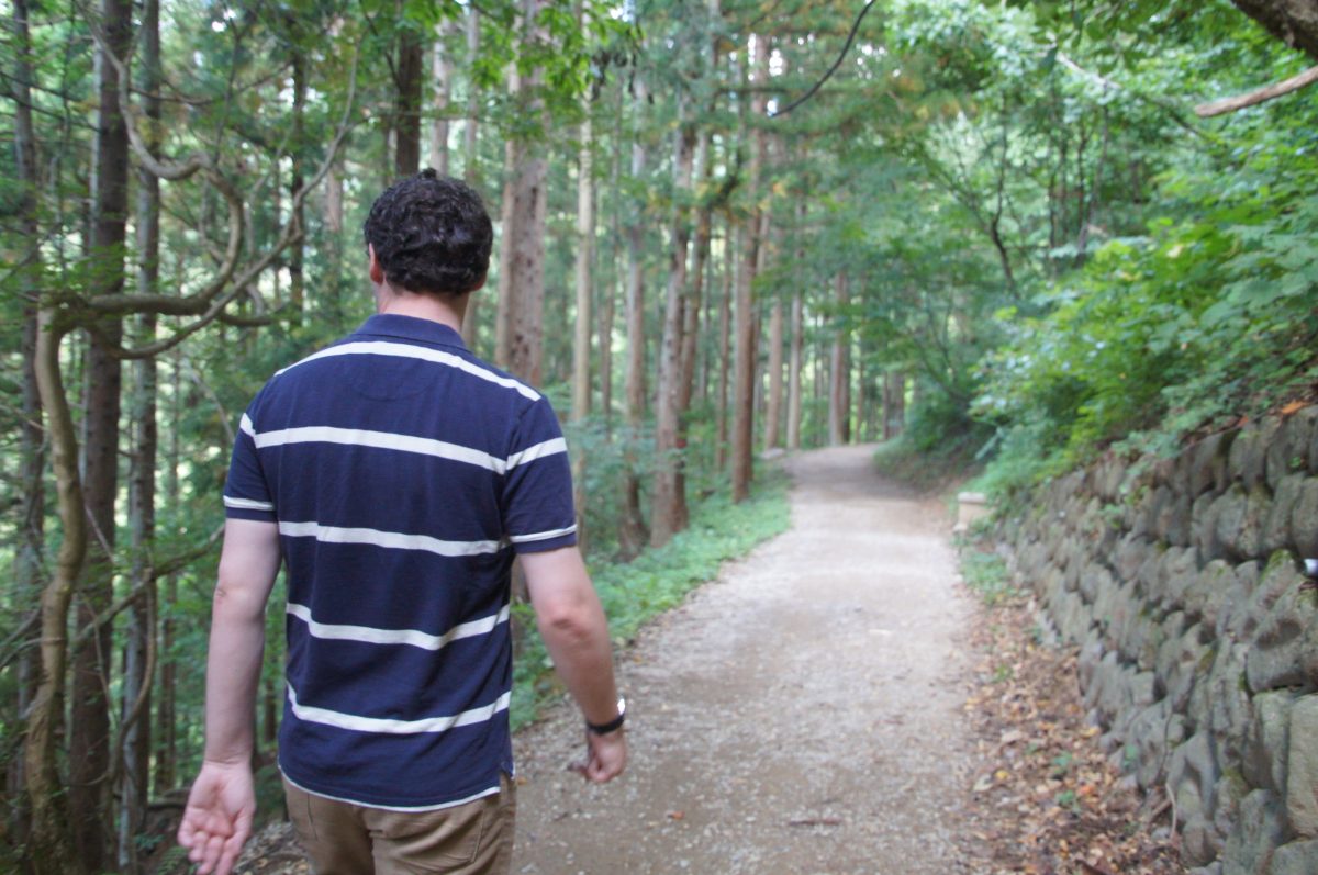 DSC00223 Gary walking along the woodland trail to Jigokudani Monkey Park