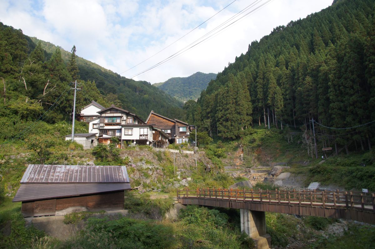 DSC00238 Mountain village and footbridge near the approach to Jigokudani Monkey Park