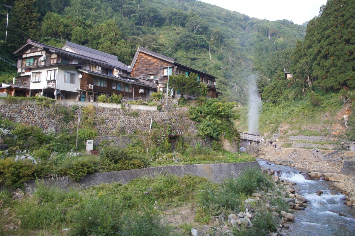 DSC00483 Traditional buildings beside the river near Jigokudani Monkey Park