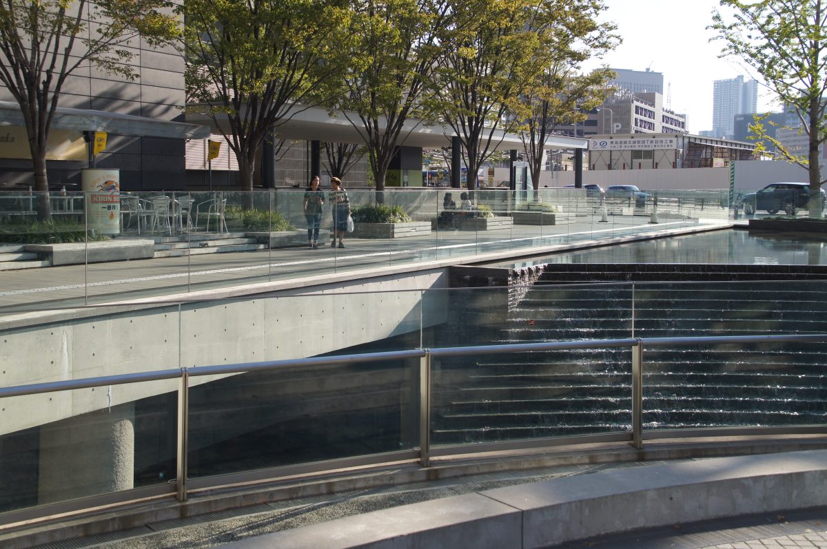 DSC00500 Water feature and open pedestrian space at Umekita Plaza outside Grand Front Osaka