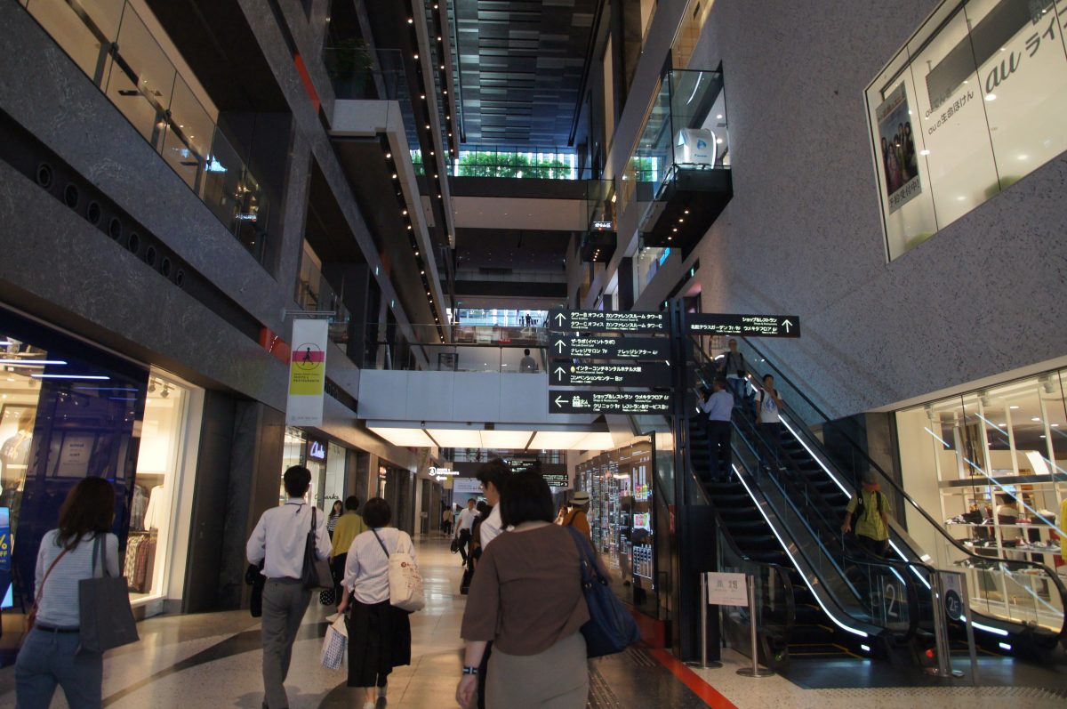 DSC00517 Multi-level interior with escalators and wayfinding signs at Grand Front Osaka