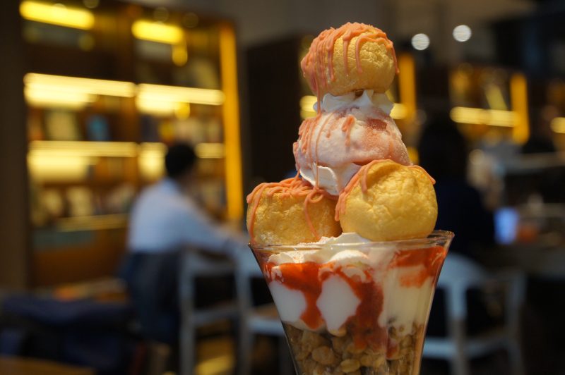 DSC00536 Tall strawberry dessert served at a restaurant in Grand Front Osaka