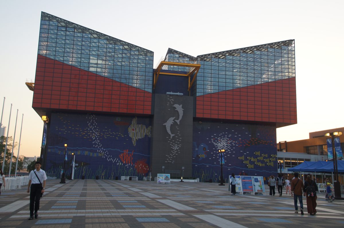 Osaka Aquarium Kaiyukan’s colourful glass-fronted exterior at Tempozan Harbour Village
