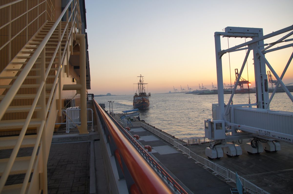 Sunset over Osaka Bay and the harbour beside Osaka Aquarium Kaiyukan