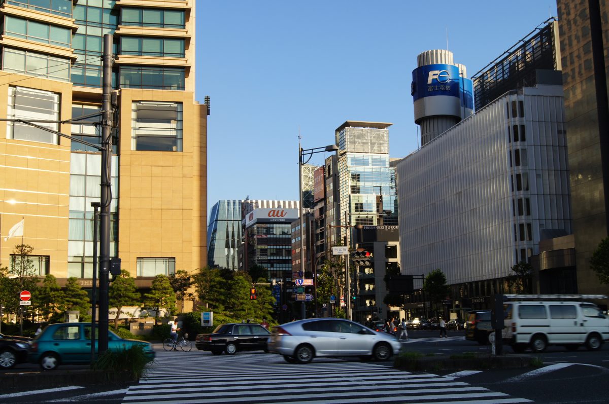 DSC05286 Traffic crossing a broad Ginza street lined with department stores