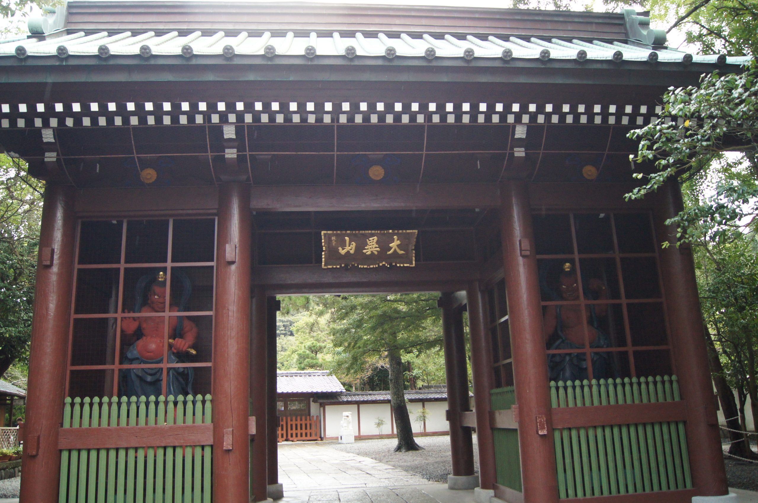 The Nio-mon entrance gate at Kotoku-in frames the temple courtyard.
