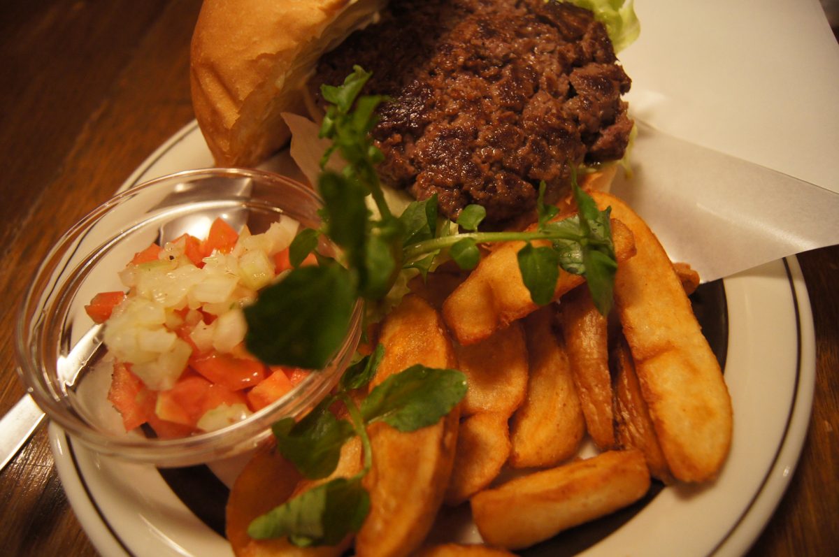 DSC06145 Burger served with salad and potato wedges
