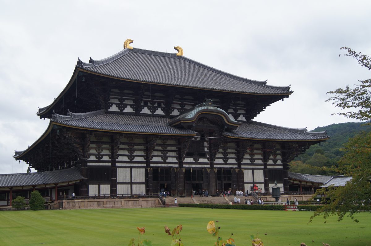 Wide exterior view of Tōdai-ji’s Great Buddha Hall and its sweeping tiled roofs.