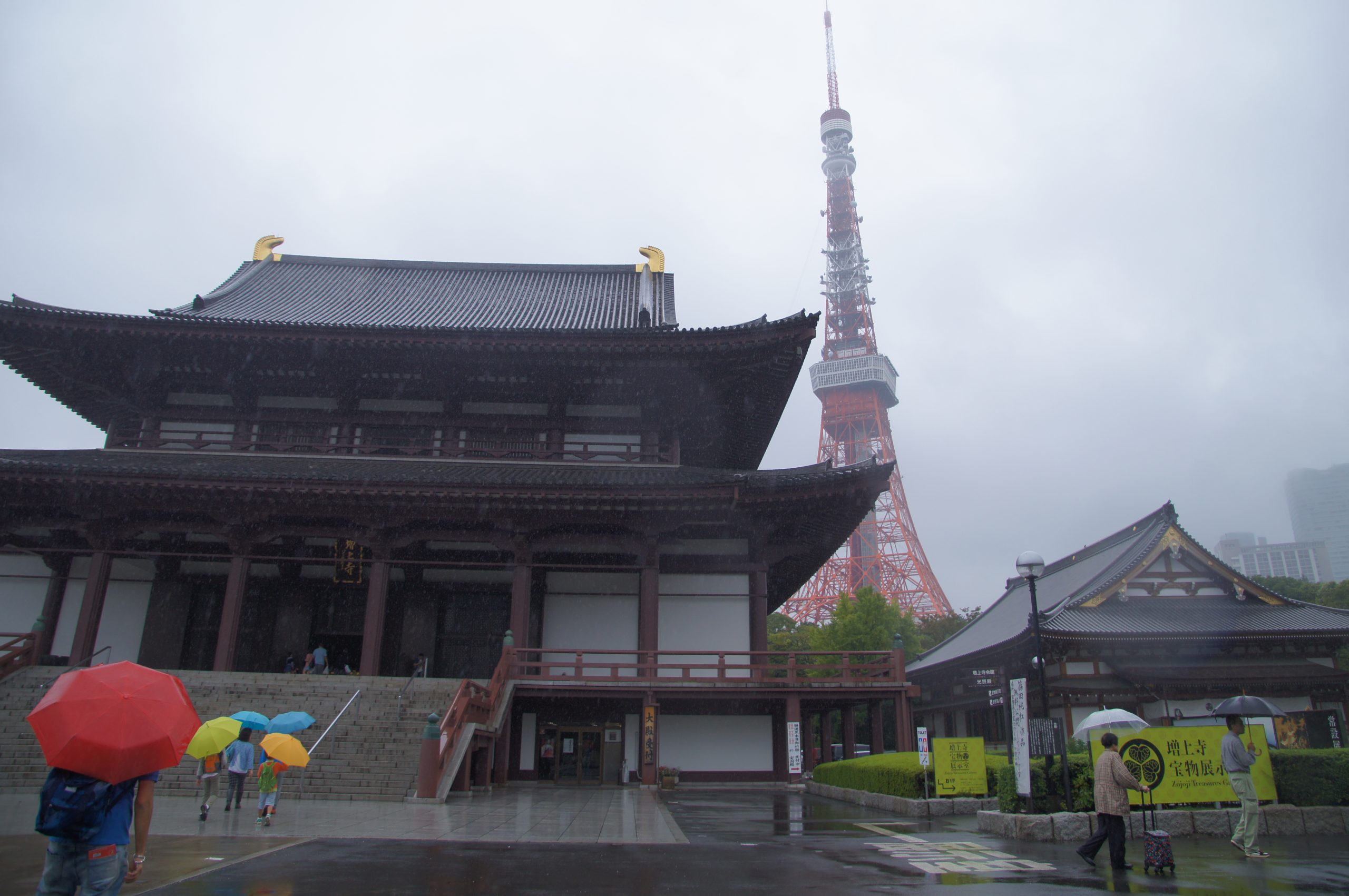 DSC07118 scaled Zojoji temple hall with Tokyo Tower behind on a rainy day in 2017