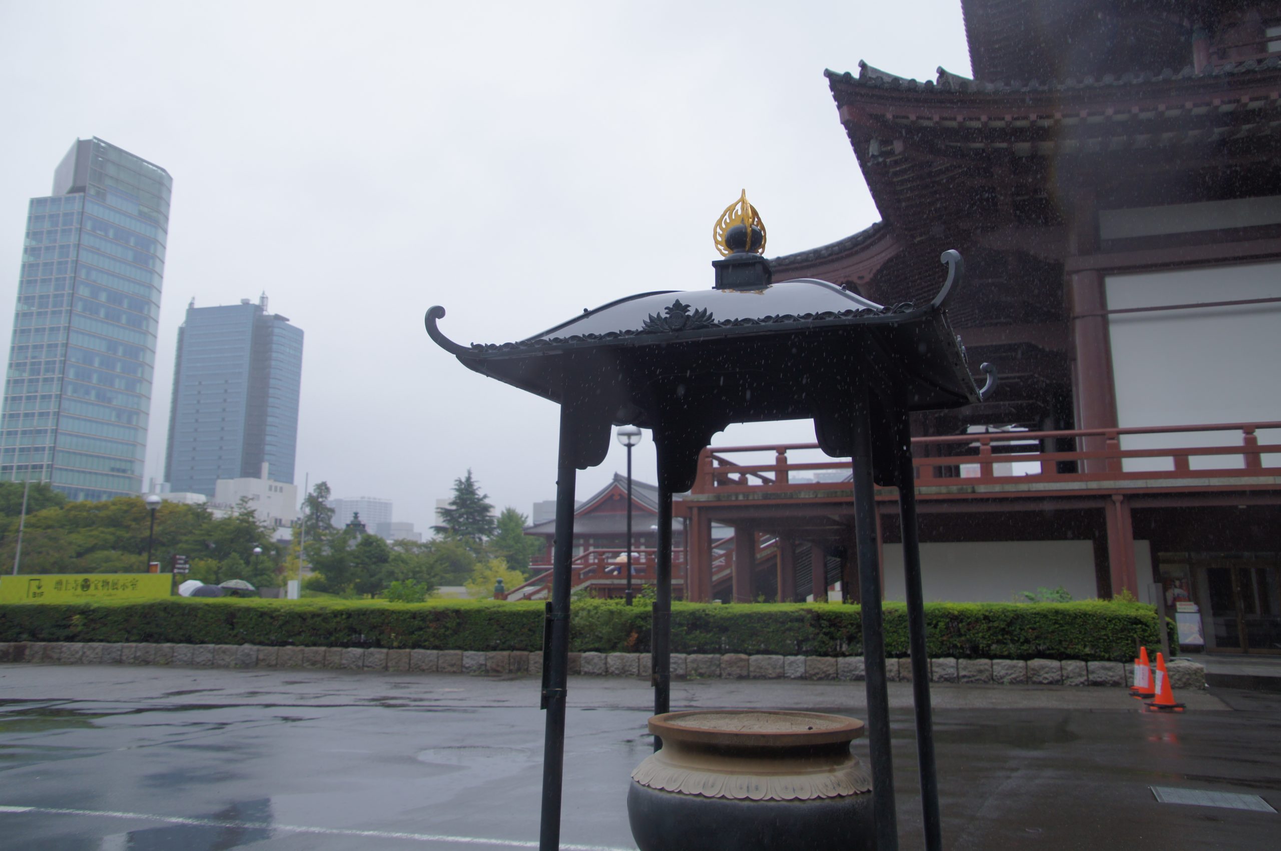 DSC07163 scaled An incense burner in the wet courtyard beside Zojoji's main hall
