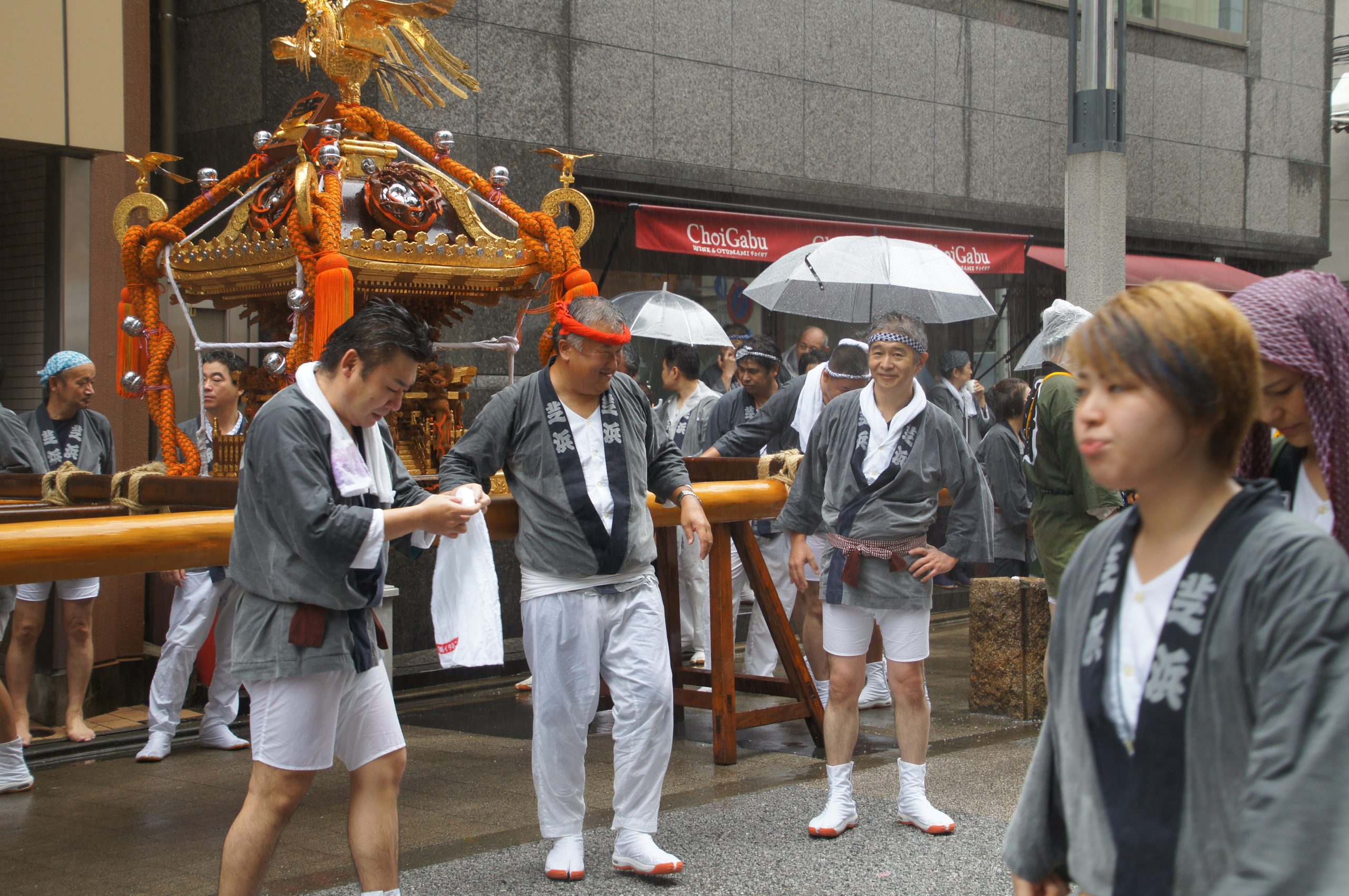 DSC07239 scaled A local procession in the rain near Shiba Park in Tokyo