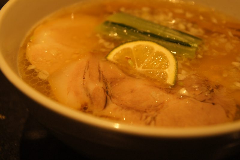 DSC07296 Bowl of ramen topped with pork, lemon, seaweed and spring onions