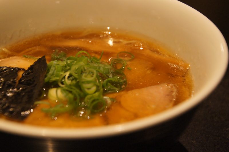 DSC07299 Bowl of ramen topped with pork, spring onions and seaweed