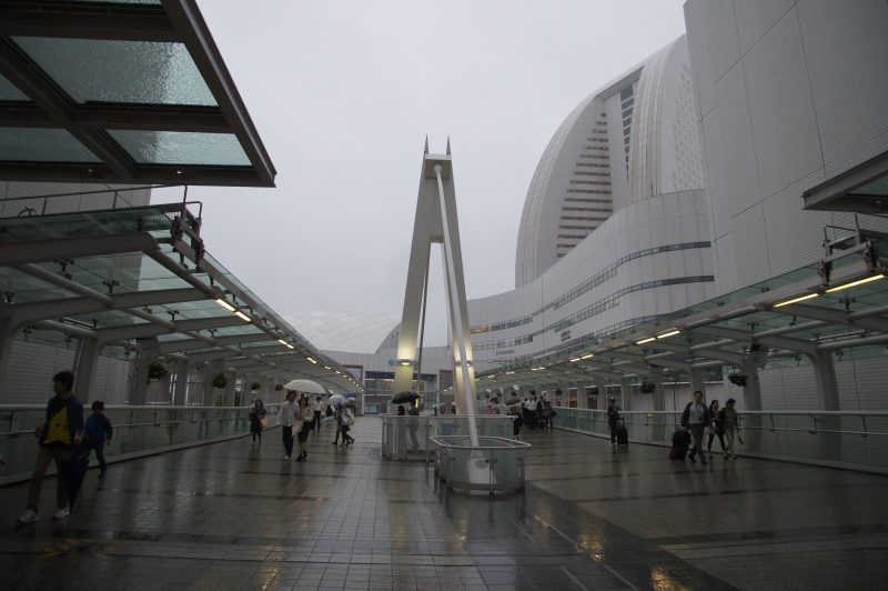 DSC07368 Curved high-rise beside elevated tracks on Yokohama waterfront