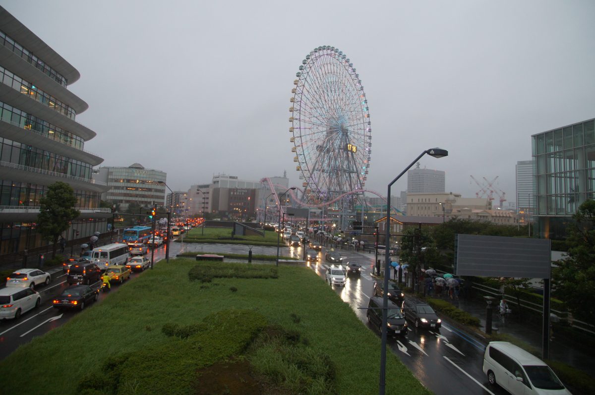 DSC07372 Yokohama Ferris wheel and waterfront buildings seen in rainy weather