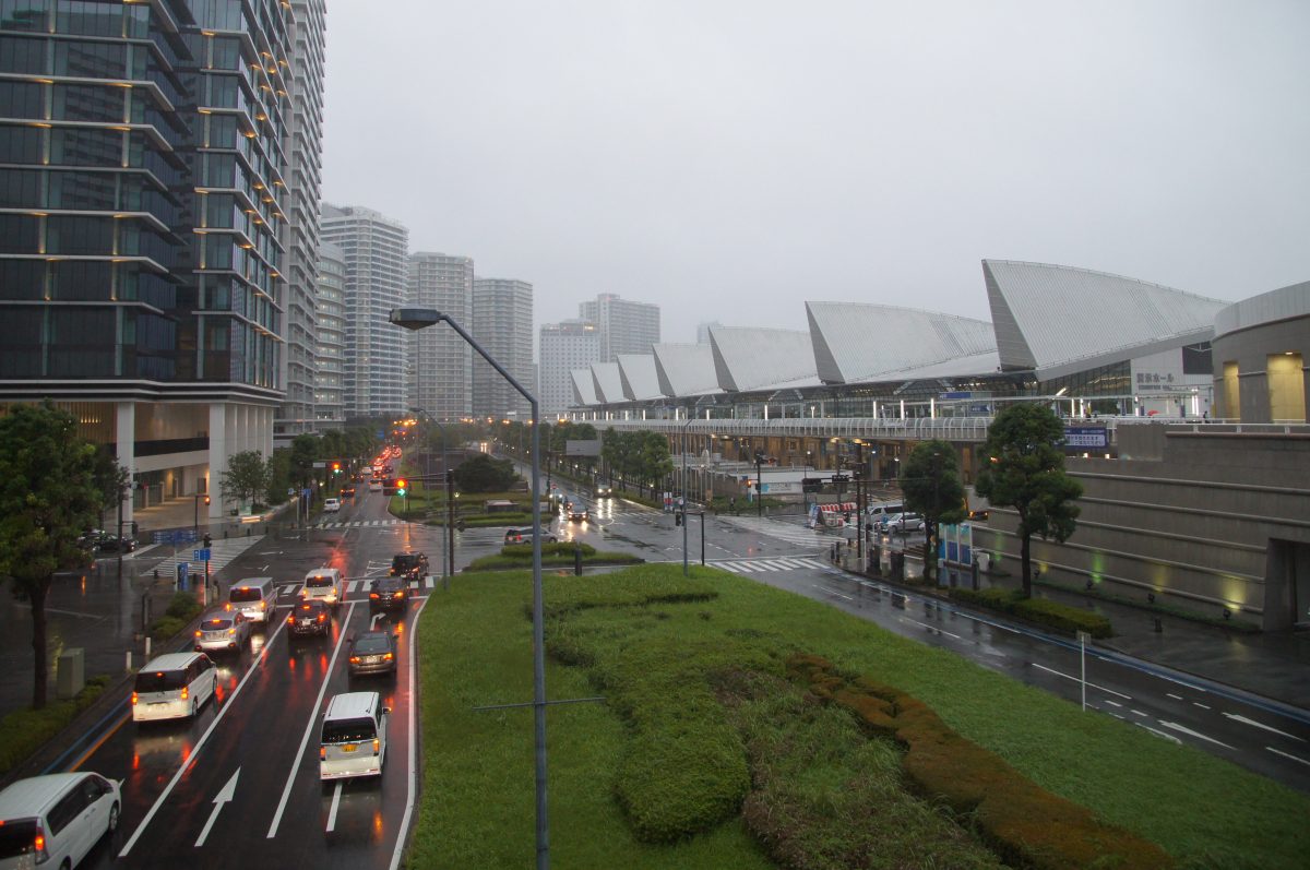 DSC07375 Rain falling over a green waterfront area in Yokohama