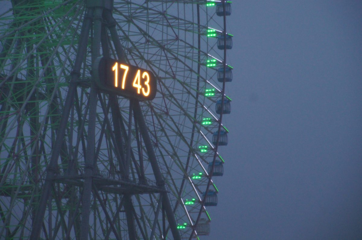DSC07393 Yokohama Ferris wheel partly obscured by grey rainy weather