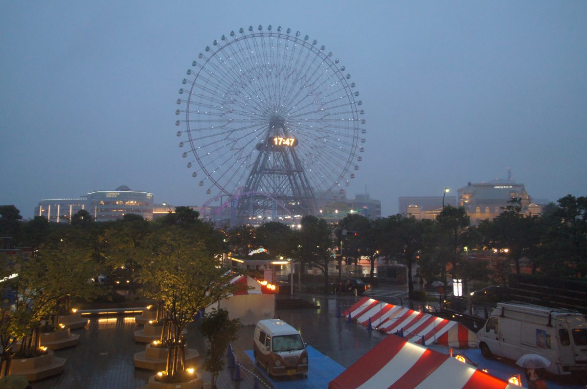 DSC07398 Illuminated Ferris wheel above Yokohama on a rainy evening