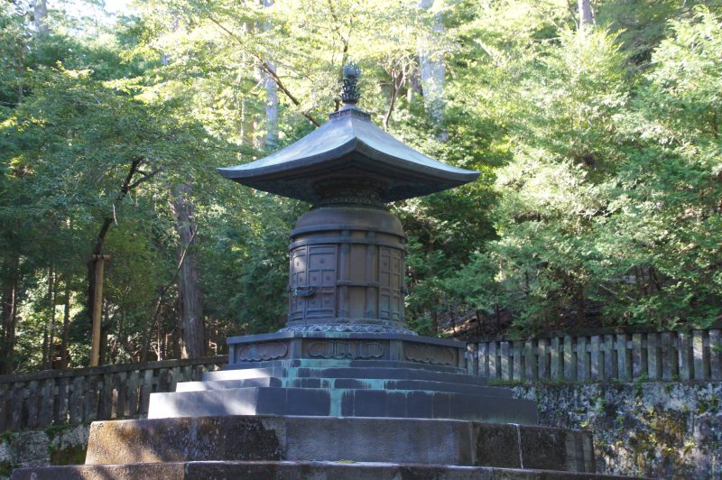 DSC07631 Tokugawa Ieyasu’s bronze mausoleum surrounded by cedar trees at Nikko Toshogu