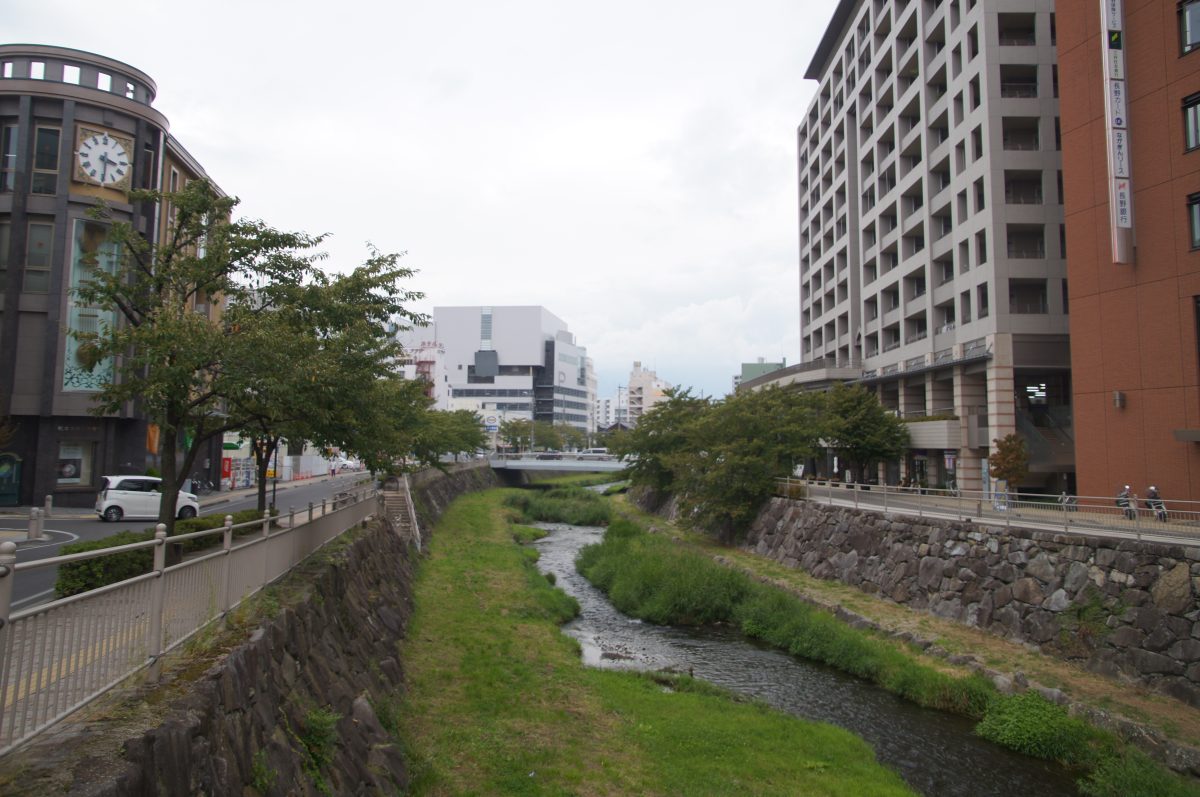 DSC09221 Metoba River running through central Matsumoto between city buildings